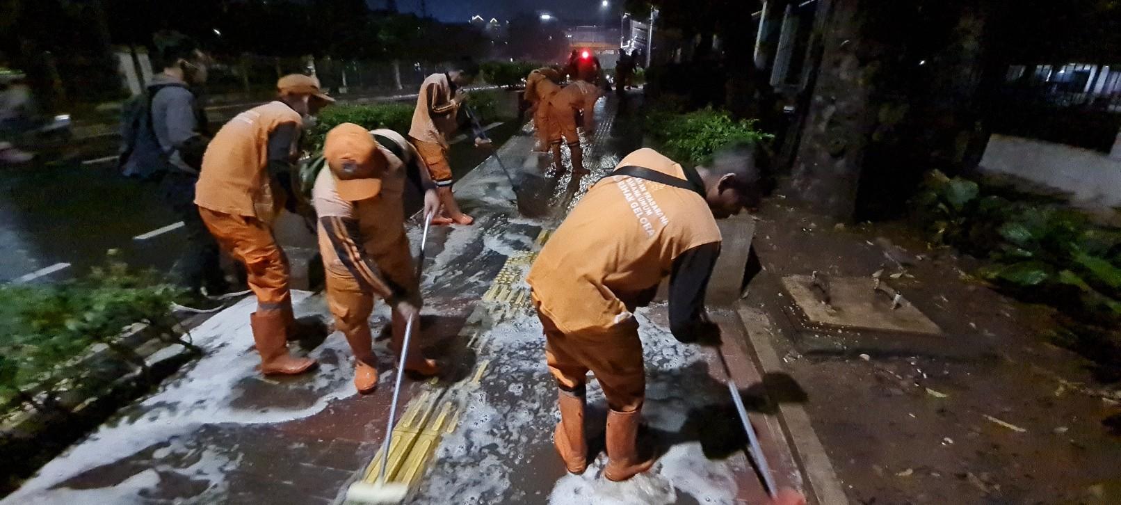 Petugas-PPSU-dibantu-petugas-damkar-bersihkan-sekitar-Halte-Stasiun-Palmerah-karena-bau-besing.jpg