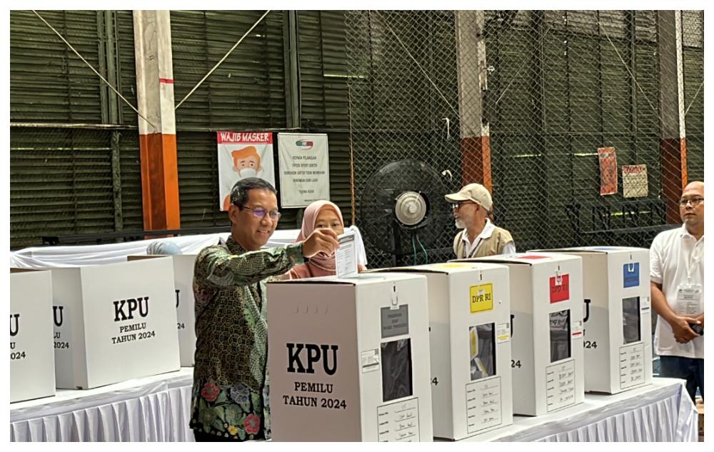 Pj-Gubernur-DKI-Heru-Budi-Hartono-di-TPS-055.jpg