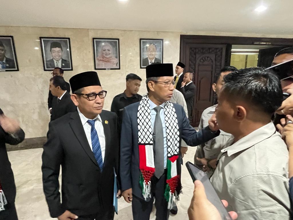 Pj-Gubernur-DKI-Heru-Budi-Hartono-tampak-mengenakan-syal-bergambar-bendera-Palestina.jpg