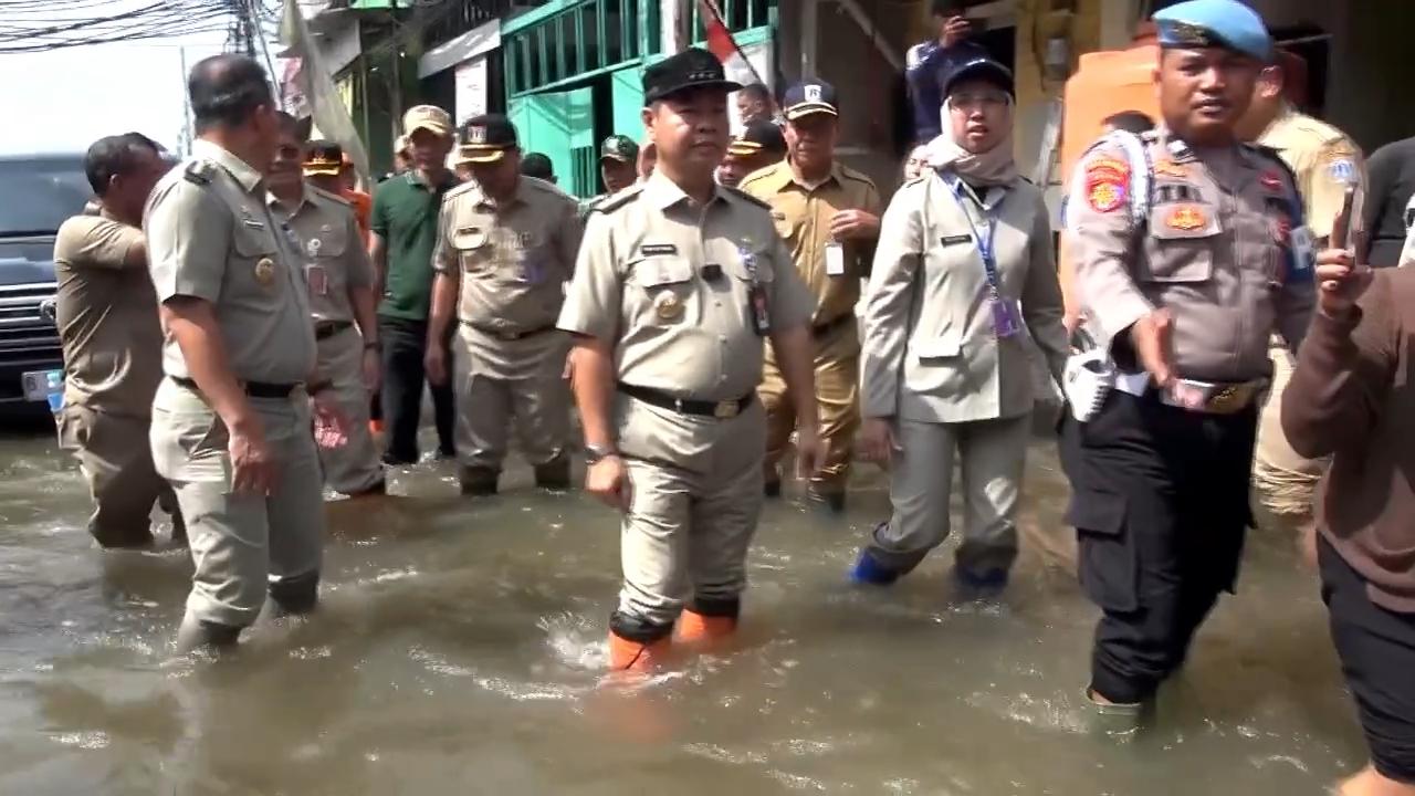 Pj-Gubernur-Jakarta-Teguh-Setyabudi-meninjau-pesisir-Muara-Angke.jpg
