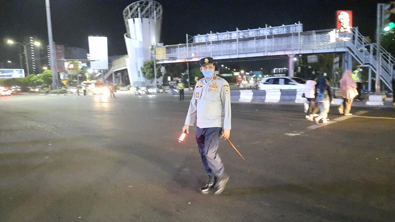Plt-Wali-Kota-Bekasi-Tri-Adhianto-menenteng-tongkat-komando-saat-memantau-arus-mudik.jpg