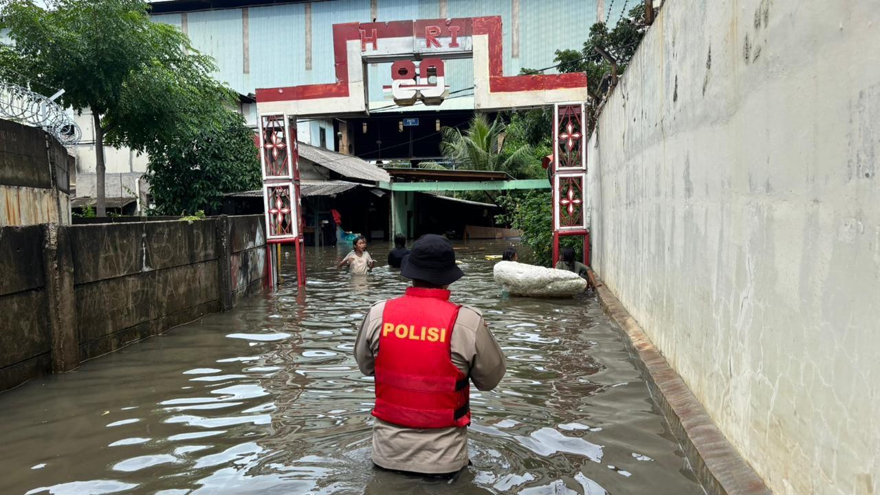 Polda-Metro-Jaya-menggelar-patroli-siaga-bencana-di-Kampung-Sawah.jpg