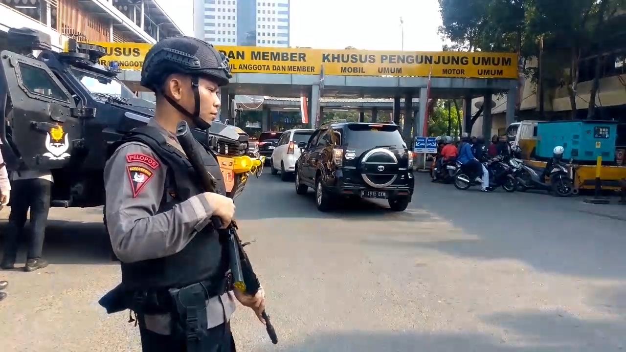KONDISI Polda Metro Siang Ini: Pengamanan Diperketat, Brimob Bersenjata Berjaga, Rantis Disiagakan - Tribunjakarta.com