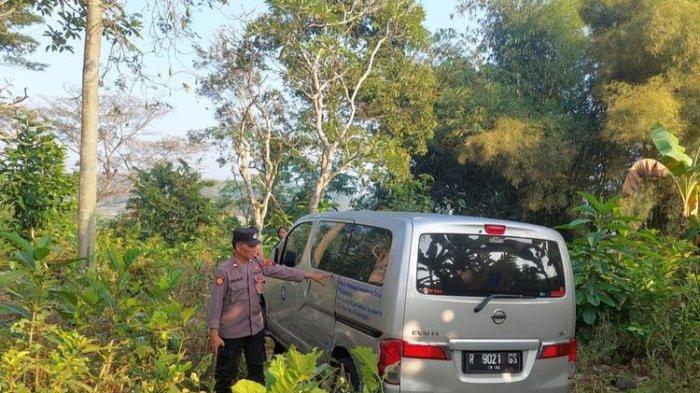 Polisi-mengecek-mobil-yang-terlibat-kecelakaan-tunggal-dan-masuk-di-kuburan.jpg