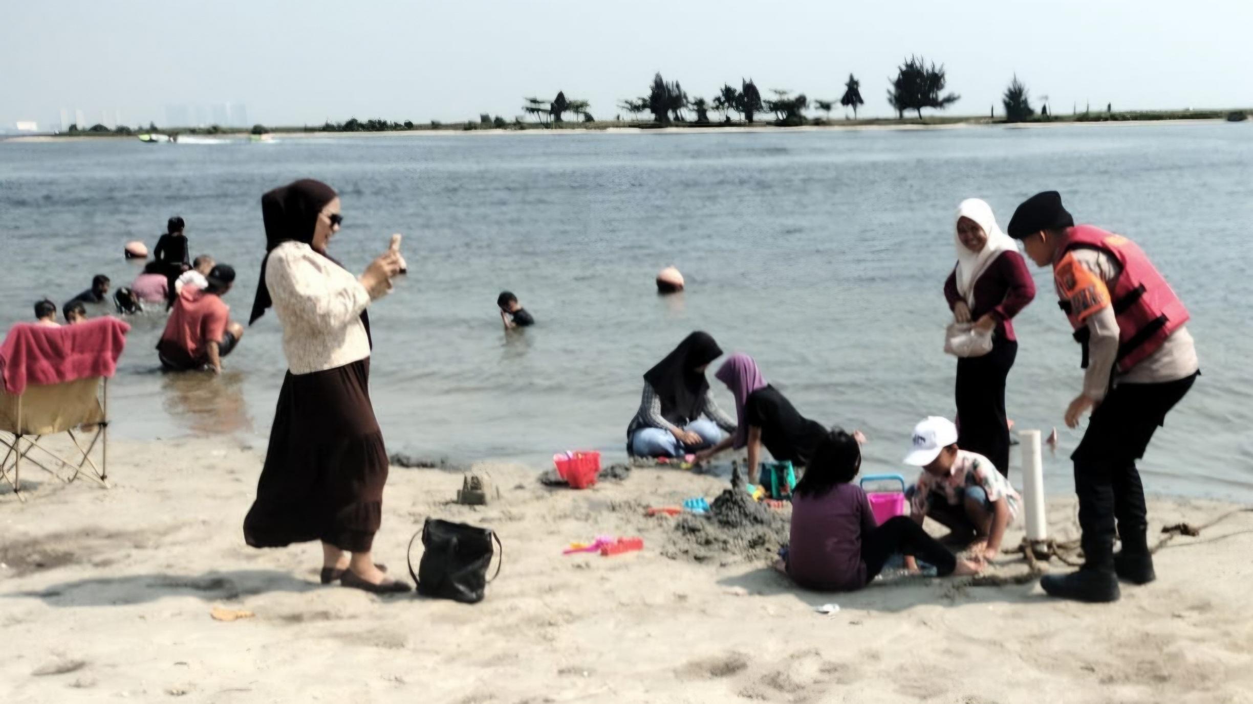 Polisi Patroli Dialogis di Pantai Ancol, Ajak Pengunjung Jaga Keamanan Saat Libur Akhir Pekan - Tribunjakarta.com