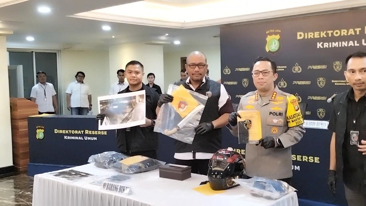 Polisi-menunjukkan-barang-bukti-kasus-begal-casis-Bintara-Polri-saat-jumpa-pers-di-Polda-Metro-Jaya.jpg