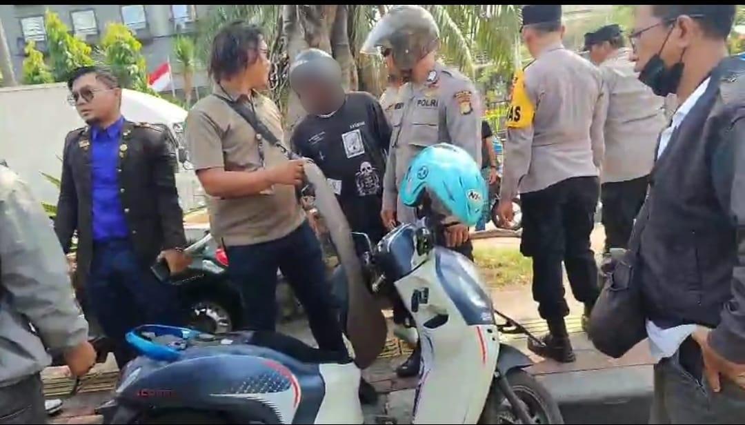 Polisi-saat-mengamankan-debt-collector-di-kawasan-Cengkareng-Jakarta-Barat.jpg