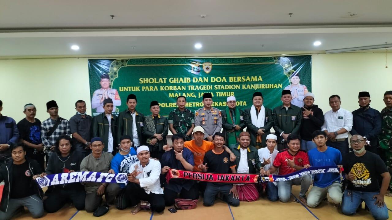 Polres-Metro-Bekasi-Kota-menggelar-doa-bersama-dan-salat-ghaib-untuk-korban-tragedi-Kanjuruhan.jpg