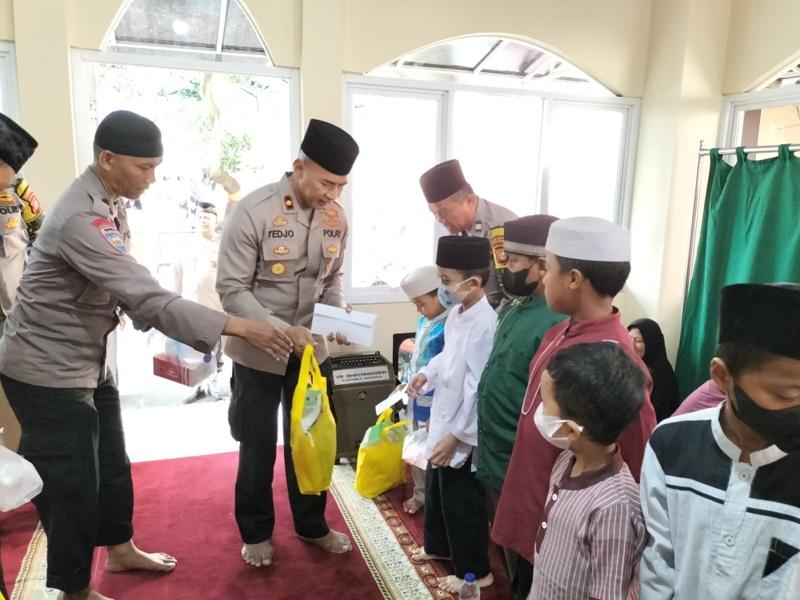 Polsek-Pesanggrahan-Jakarta-Selatan-menyantuni-20-anak-yatim-Selasa-2122023.jpg