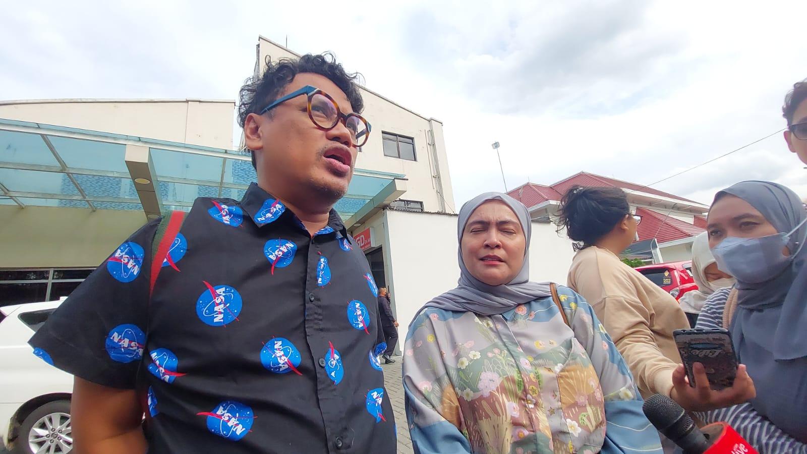 Presenter-Uya-Kuya-dan-istrinya-Astrid-Kuya-telah-datang-menjenguk-Indra-Bekti-di-RS-Abdi-Waluyo.jpg