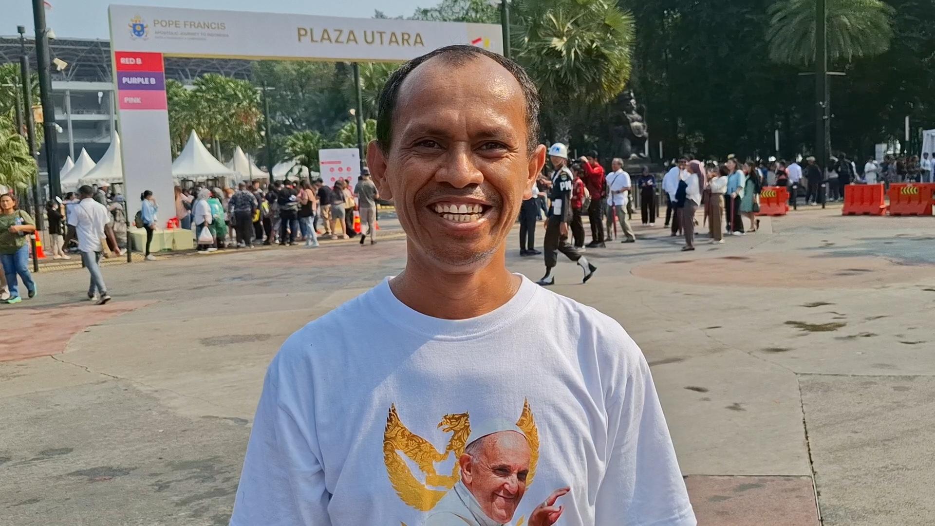 Pria-asal-Flores-bernama-Yohanes-40-saat-diwawancarai-di-kawasan-Gelora-Bung-Karno-GBK.jpg