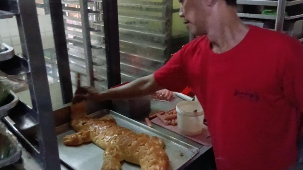 Proses-pembuatan-roti-buaya-di-Jimboys-Bakery-Cipayung-Jakar.jpg