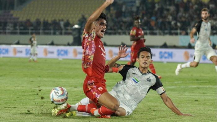 Ramadhan-Sananta-menghadapi-pemain-Persija-Rizky-Ridho.jpg