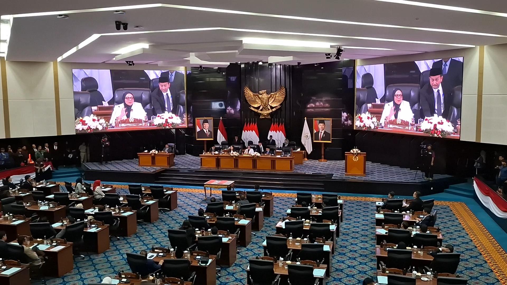 Rapat Paripurna DPRD DKI Jakarta Pengesahan 4 Raperda Berlangsung Alot