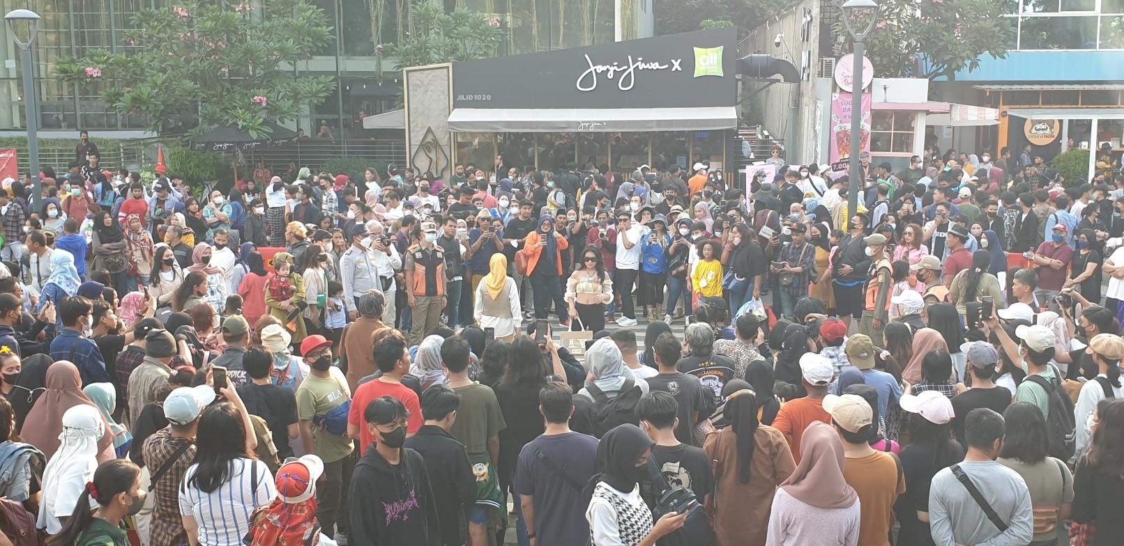 Ratusan-orang-memadati-zebra-cross-Dukuh-Atas-untuk-kegiatan-Citayam-Fashion-Week.jpg