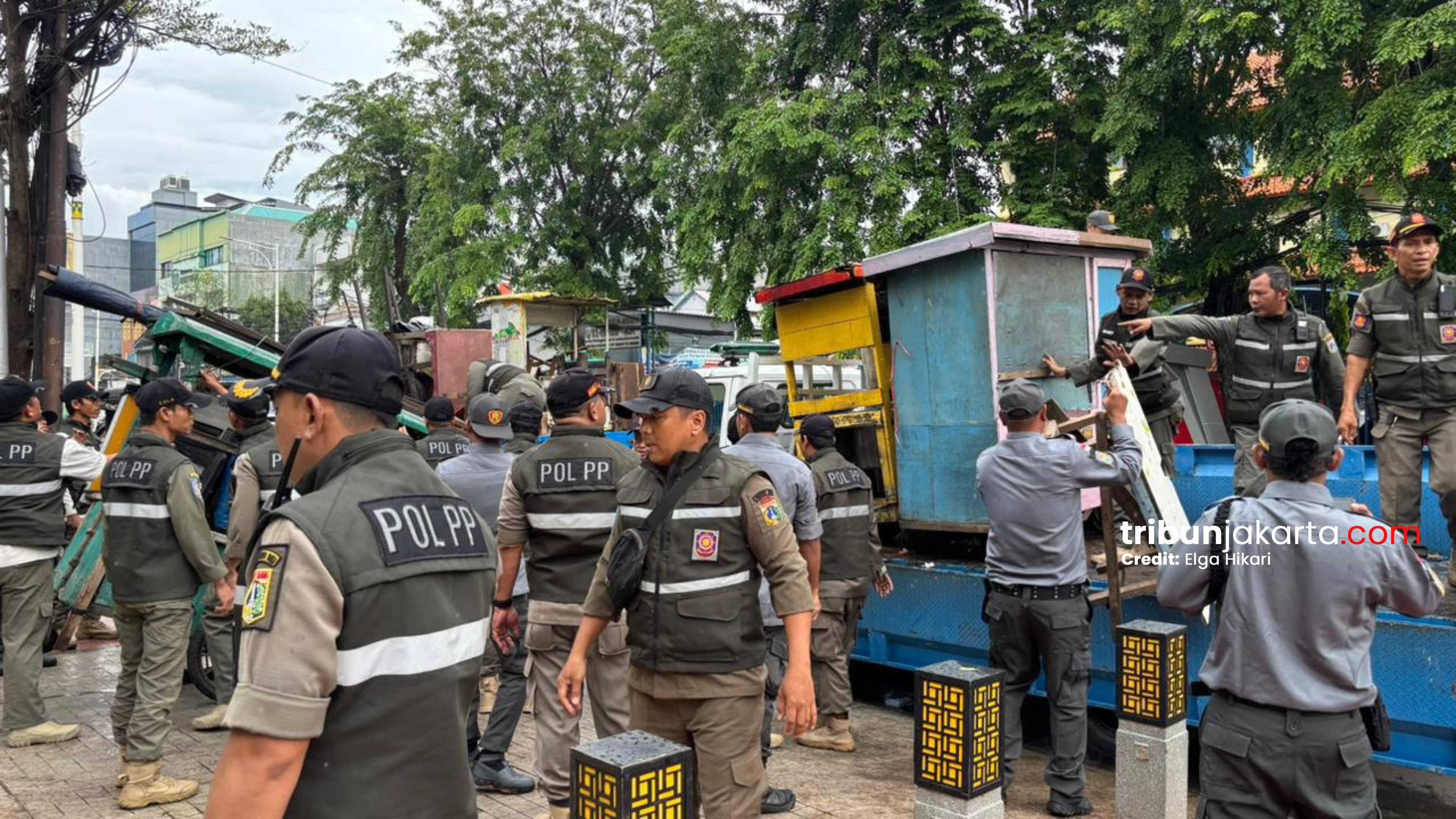 Razia-gabungan-Petugas-gabungan-mengangkut-sejumlah-gerobak-PKL.jpg