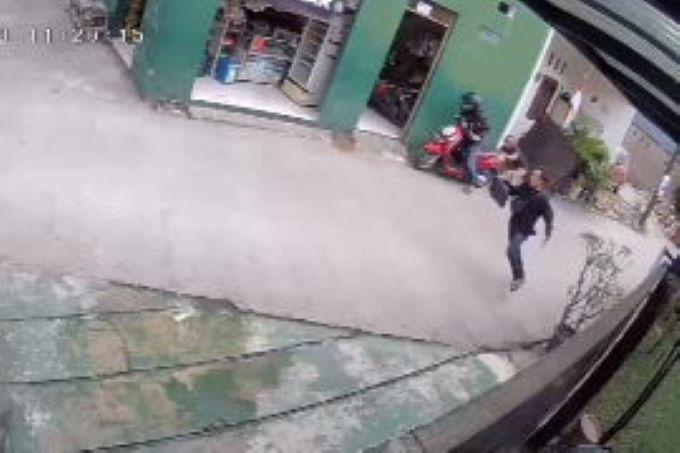 Rekaman-CCTV-dua-pelaku-pencurian-rumah-kosong-kepergok-warga-di-Pondok-Gede-Bekasi.jpg