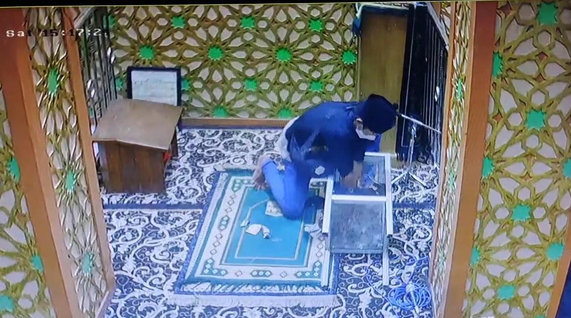 Rekaman-CCTV-menyorot-aksi-maling-kotak-amal-di-Musala-At-Taqwa-Jatinegara.jpg