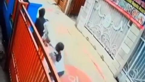 Rekaman-CCTV-saat-LS-13-jadi-korban-jambret-di-Kramat-Jati-Jumat-10112023.jpg