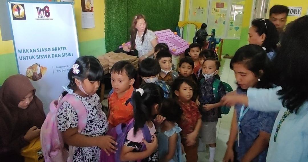 Relawan-Wanita-Pejuang-Jokowi-Bekasi-Utara-bagikan-makanan-ke-siswa-TK.jpg