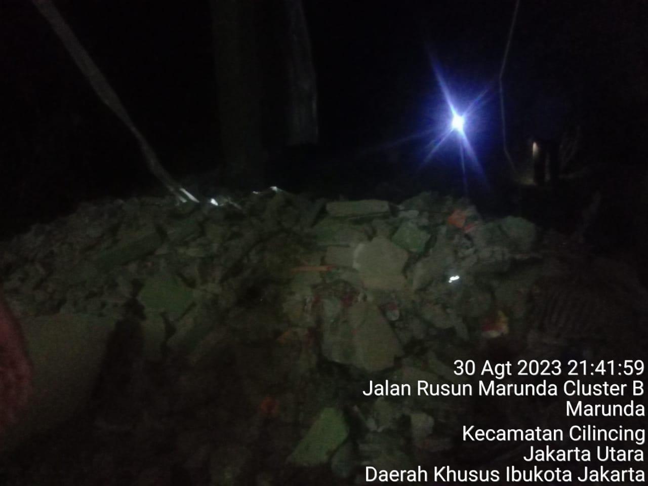 Reruntuhan-plang-nama-blok-berbahan-beton-yang-jatuh-dari-atap-Rusunawa-Marund.jpg