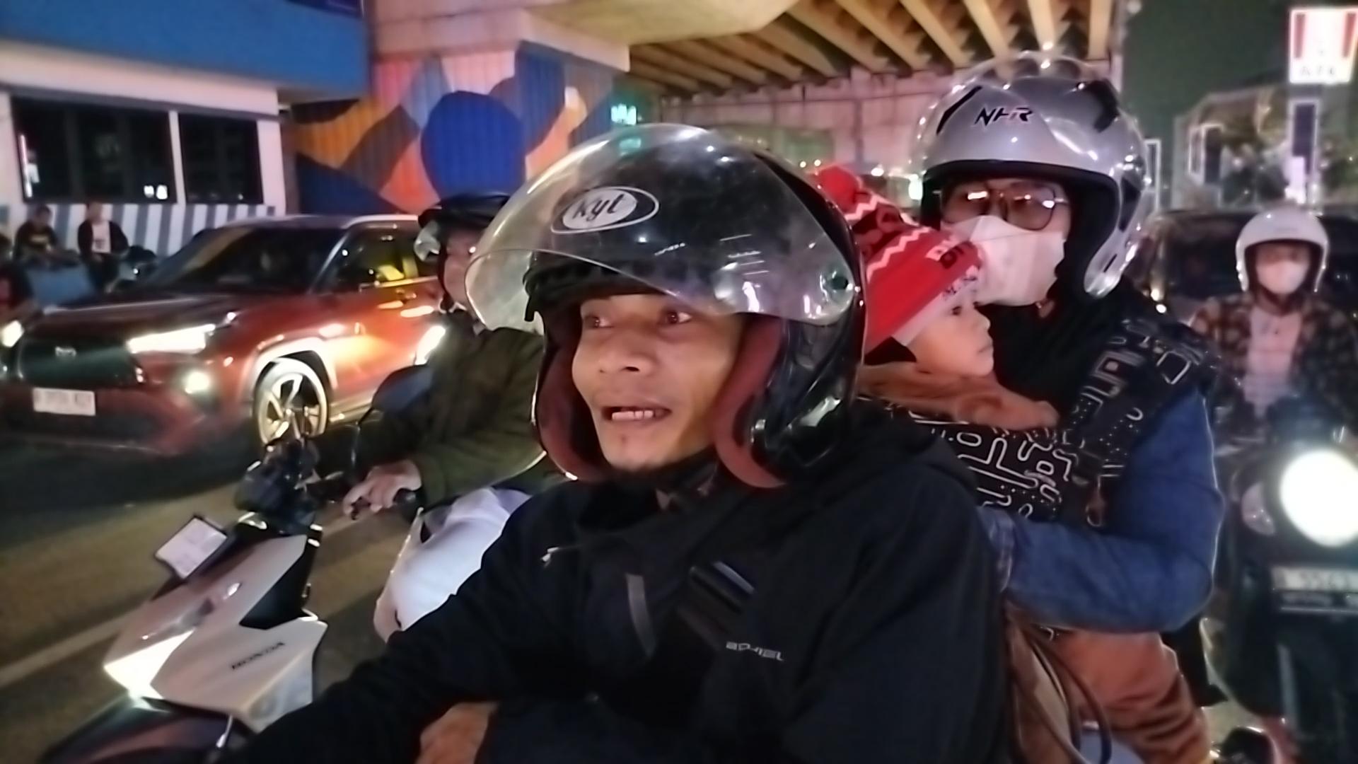 Rombongan-pemudik-padati-jln-Kalimalang.jpg
