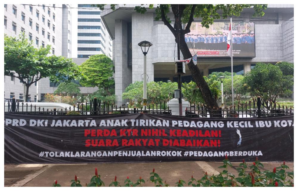 Spanduk Tolak Aturan Larangan Jual Rokok Raperda KTR Muncul di DPRD Jakarta