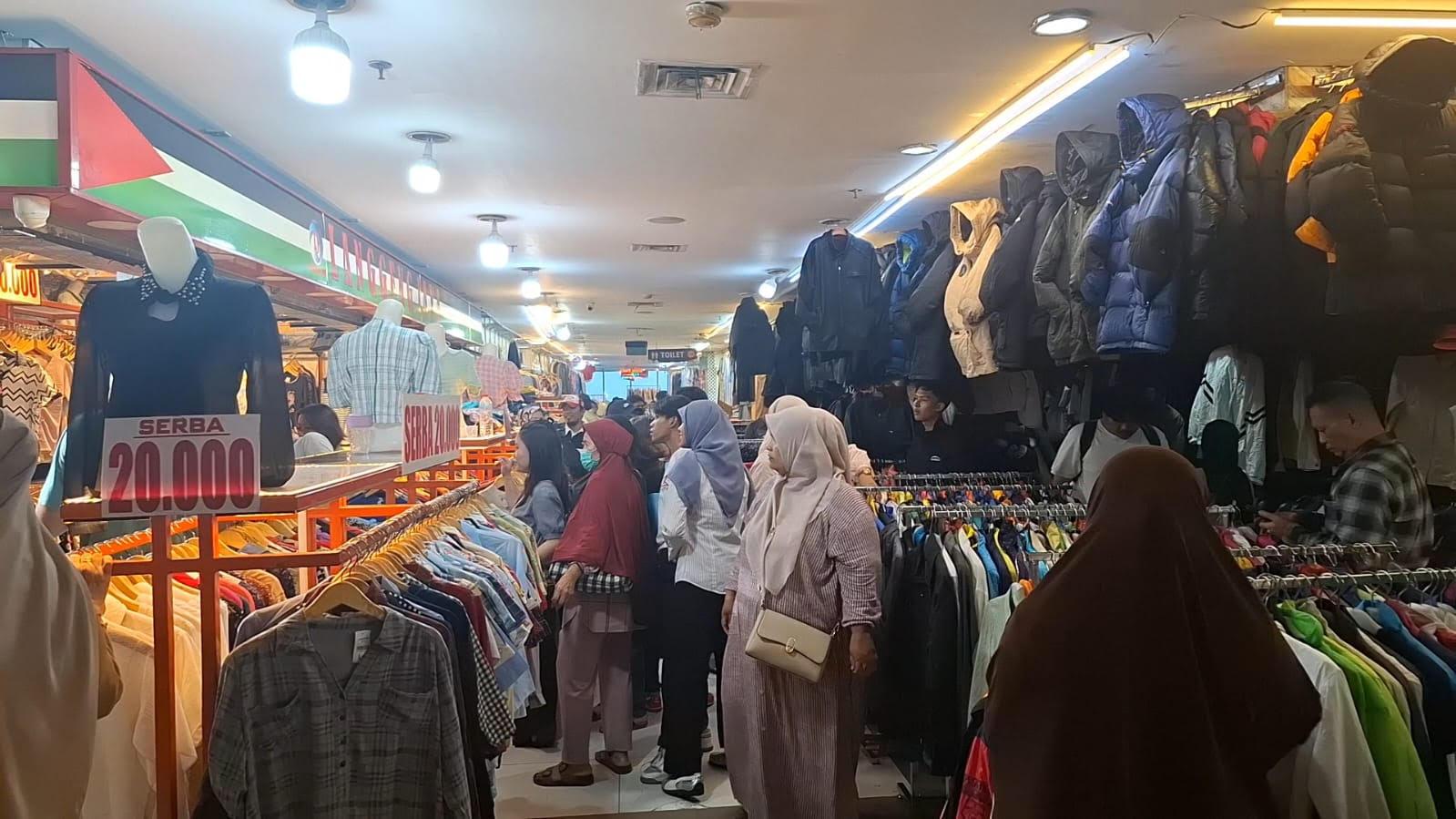 SUASANA-THRIFTING-PASAR-SENEN.jpg