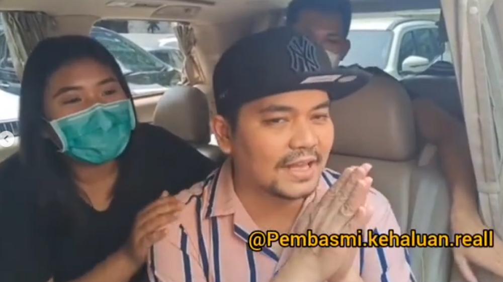 Sambil-diusap-usap-seorang-perempuan-yang-merupakan-rekannya-Indra-Bekti.jpg
