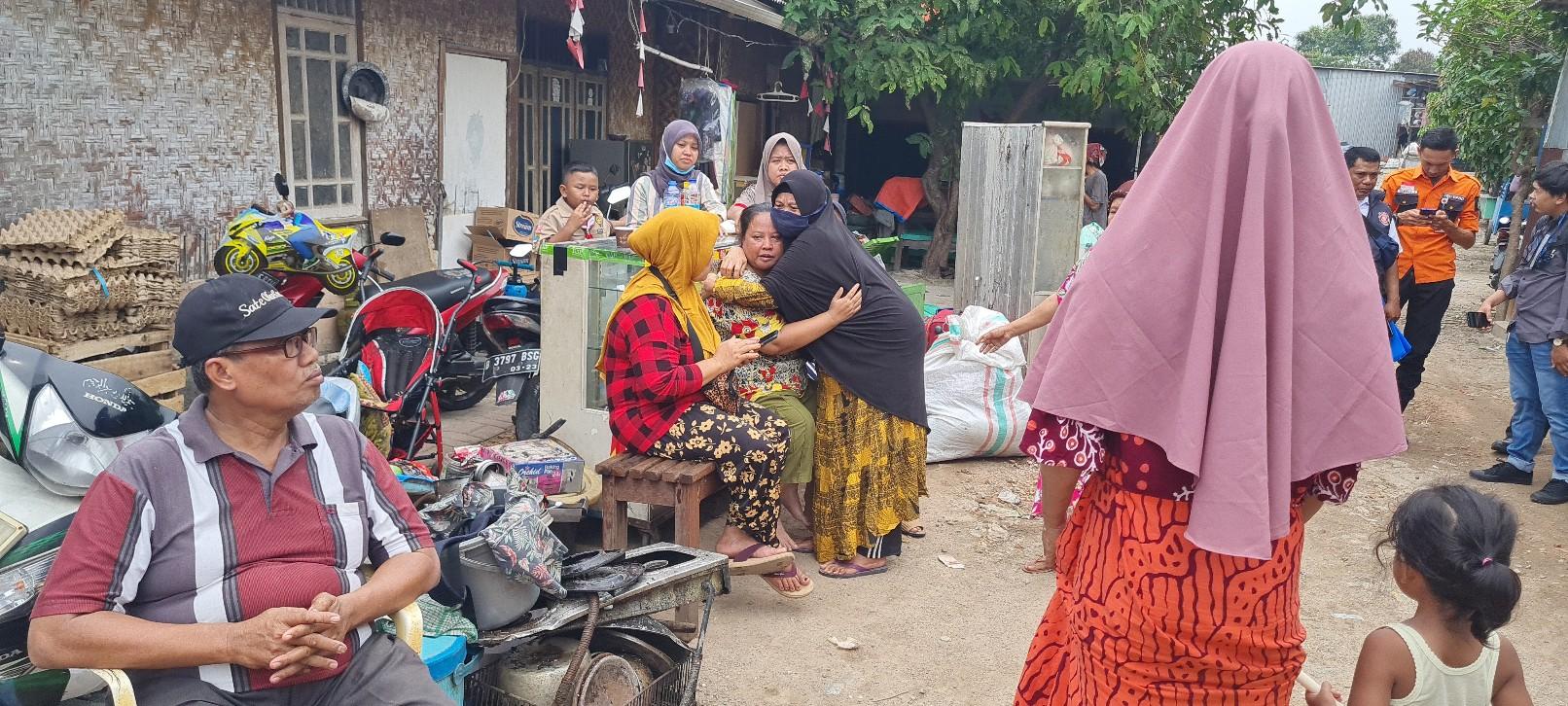 Samiyah-55-tampak-dipeluk-oleh-emak-emak-berkerudung-di-lokasi-Kebakaran-di-Kebon-Jeruk-1.jpg