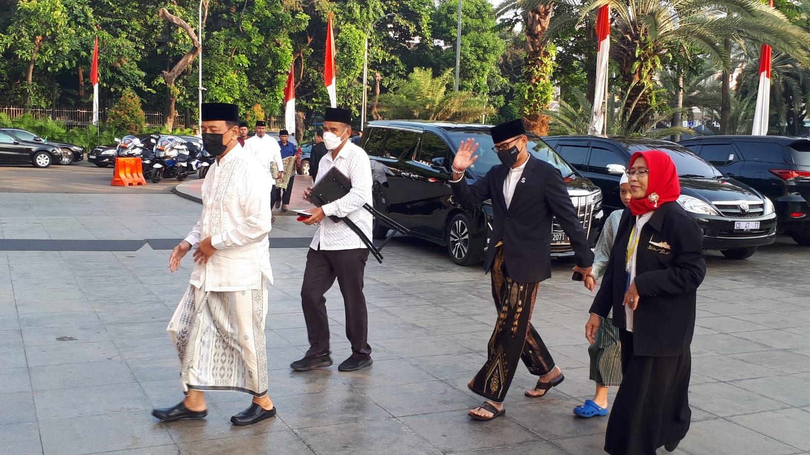 Sandiaga-Uno-saat-tiba-untuk-melaksanakan-Salat-Idulfitri-di-Masjid-Istiqlal.jpg