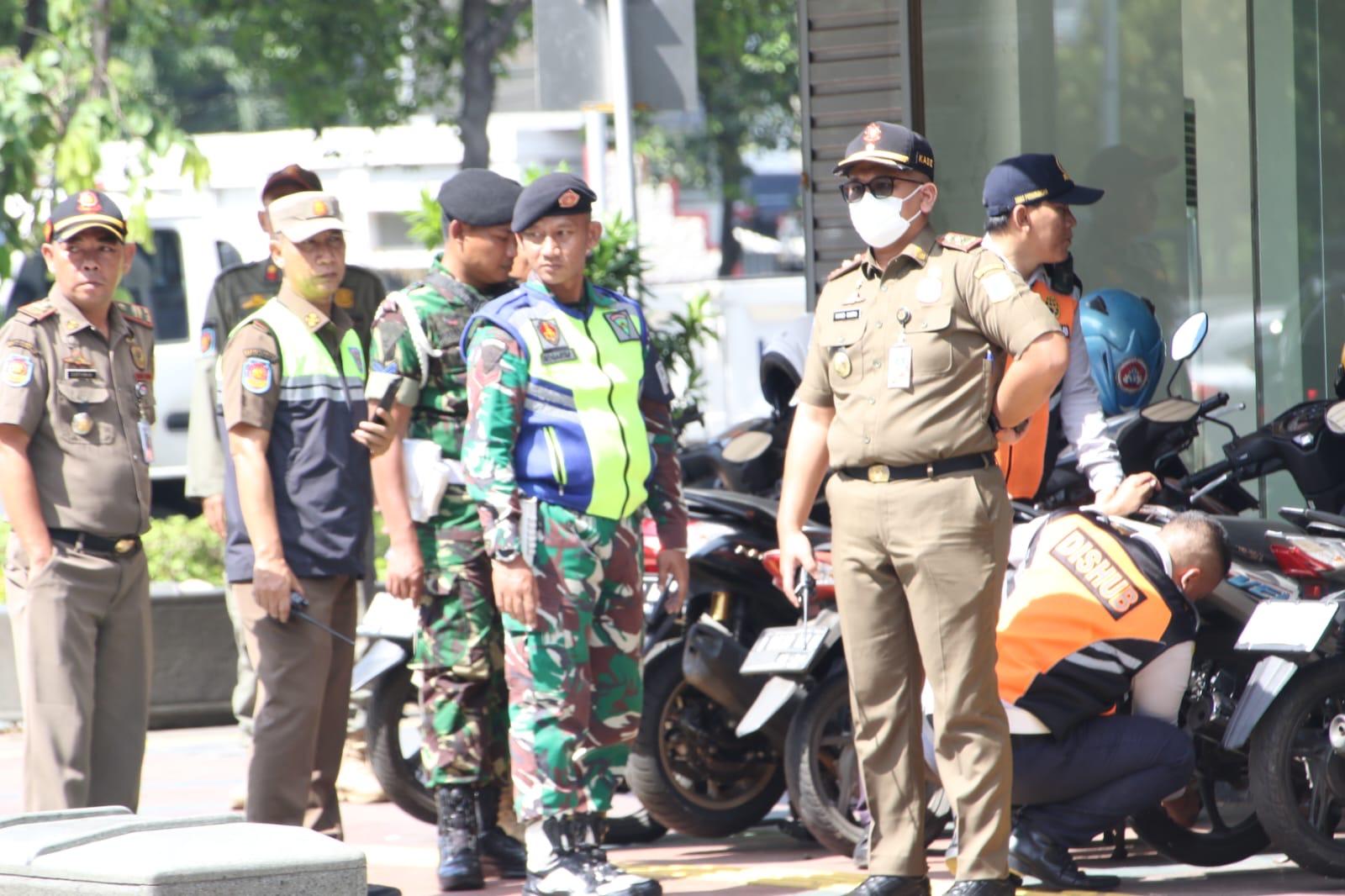 Satpol-PP-DKI-Jakarta-gelar-razia-Bulan-Tertib-Trotoar-BTT.jpg