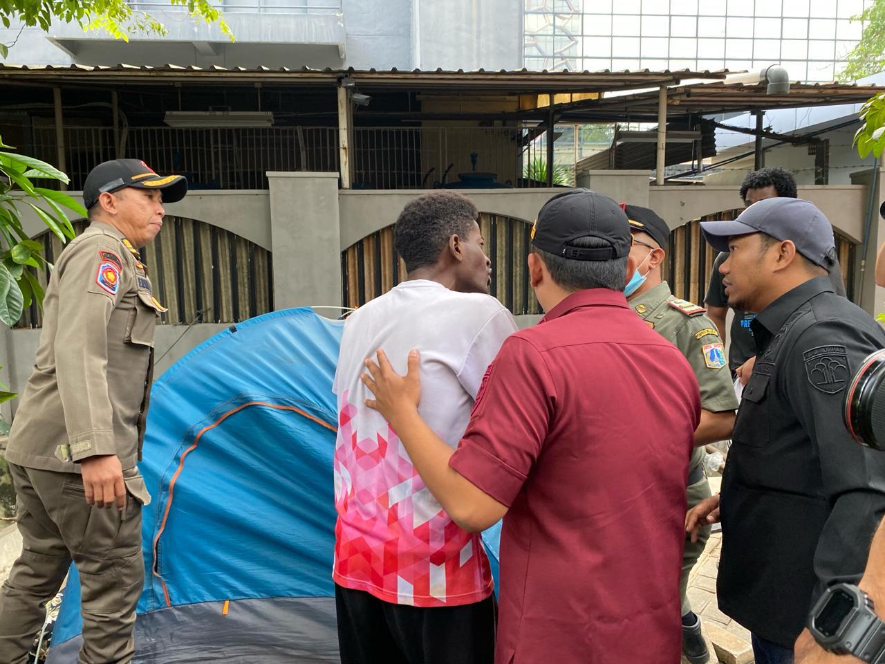 Satpol PP Bongkar Tenda Pengungsi di Depan Kantor UNHCR, 15 WNA Dipindah ke Ditjen Imigrasi