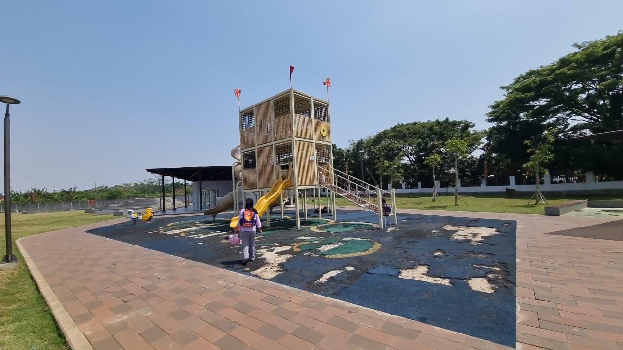 Sejumlah-area-bermain-juga-tersedia-di-Taman-Kumbang-Sereh-Diantaranya-perosotan-untuk-anak-anak.jpg