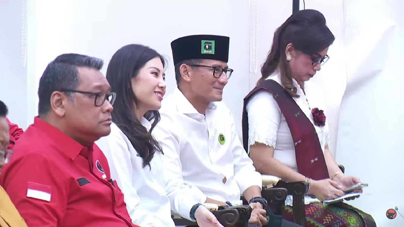 Senyum-tipis-Sandiaga-Uno-di-acara-pengukuhan-Mahfud-MD-menjadi-cawapres-Ganjar.jpg