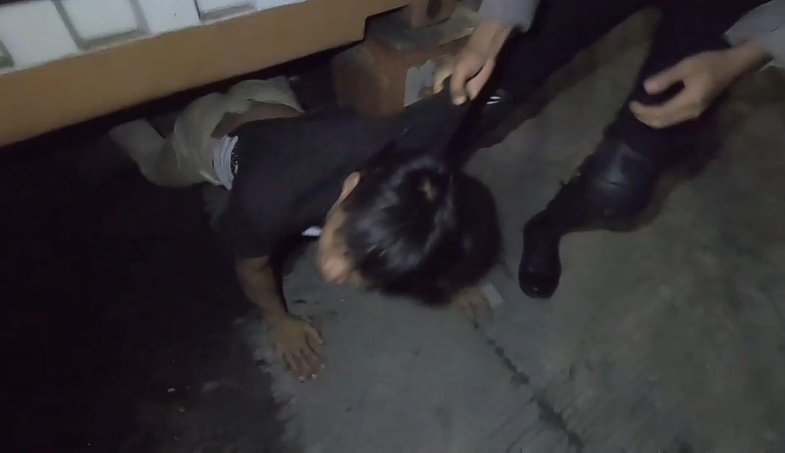 Seorang-pak-ogah-bersembunyi-di-kolong-kontainer-karena-panik-dikejar-polisi.jpg