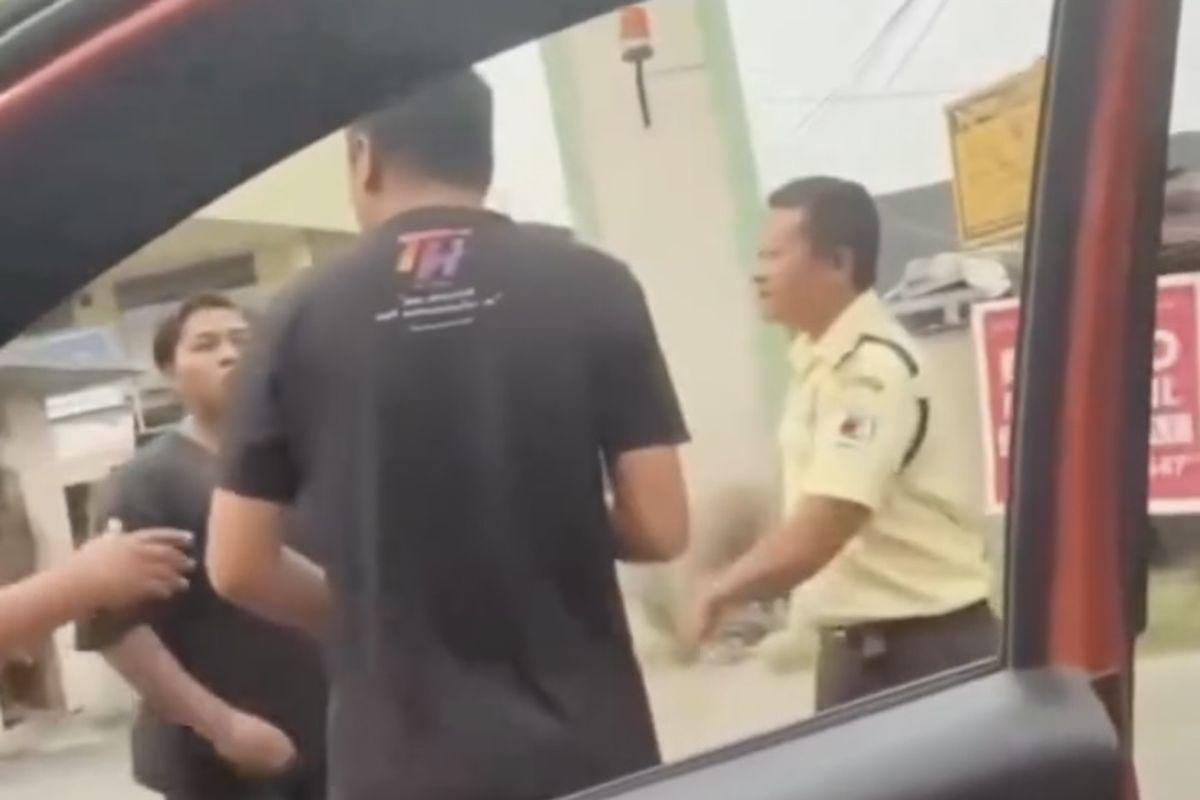 Sopir Angkot Ngamuk di Bekasi, Rusak Mobil hingga Pukul Pengemudi XL7 Depan Anak dan Istri Korban - Tribunjakarta.com