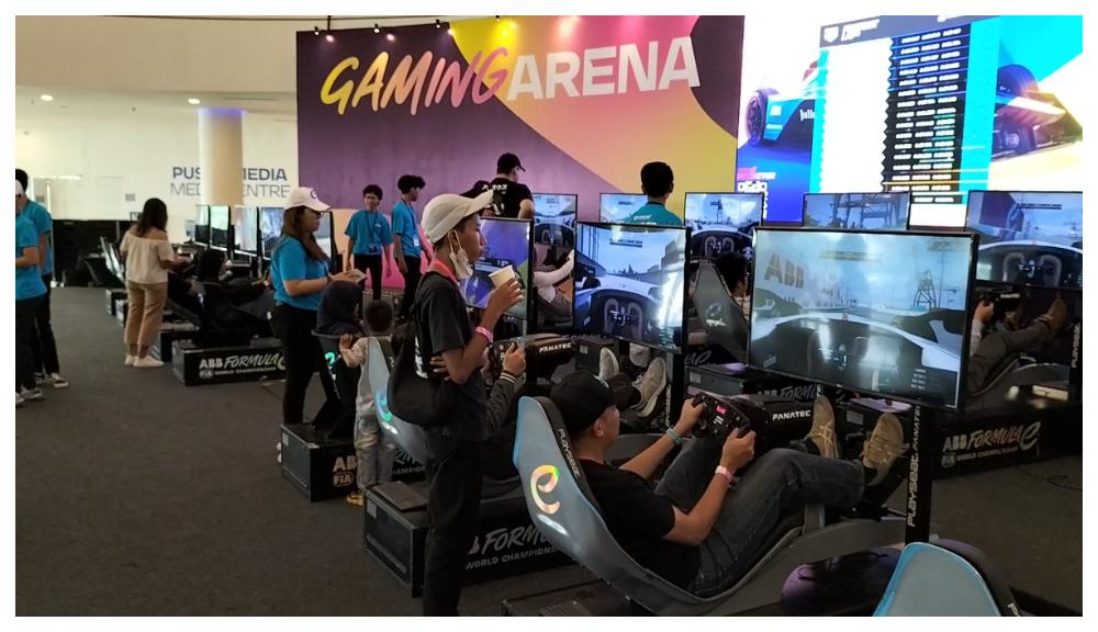 Serunya-main-simulasi-balapan-Formula-E-di-perhelatan-Jakarta-E-Prix-2023-Ancol-3.jpg