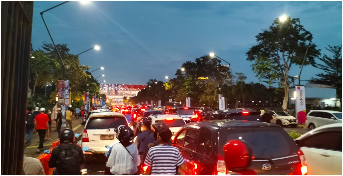 Situasi-terkini-di-depan-SUGBK-jelang-pertandingan-Indonesia-vs-Argentina-pada-Senin-1962023.jpg