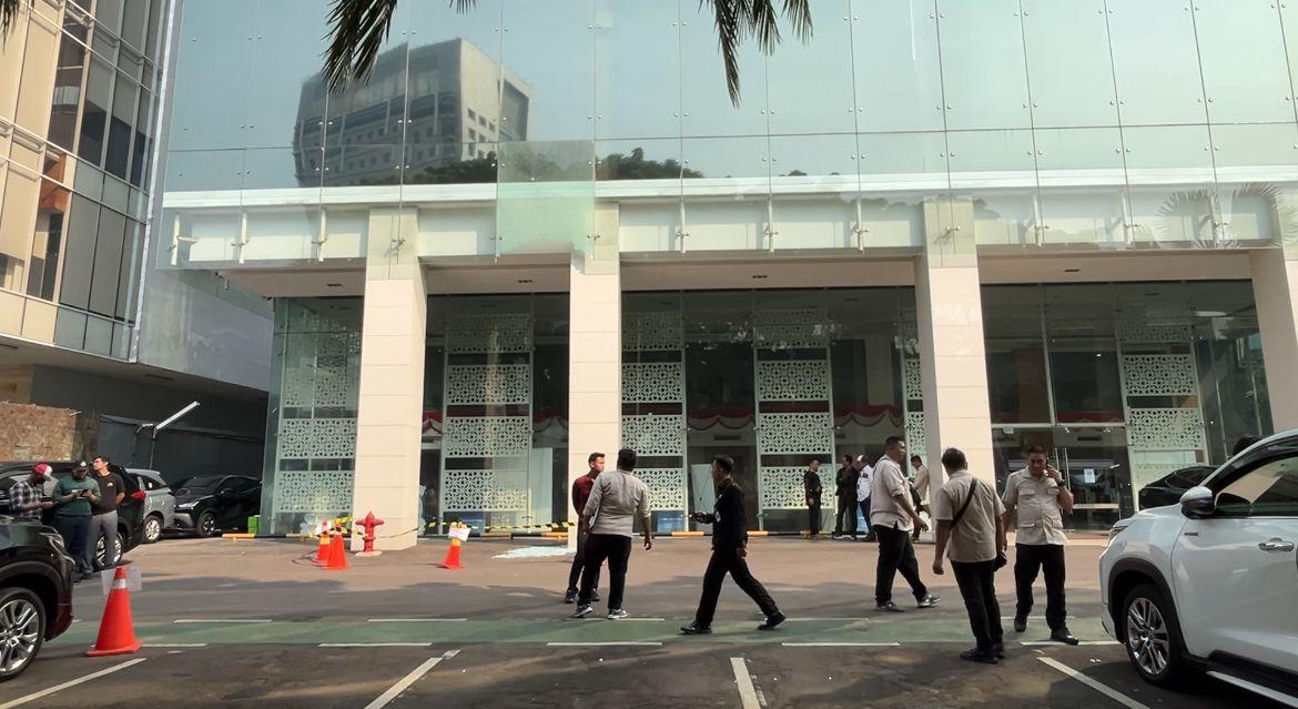 Kantor BGN Mendadak Dipasang Garis Polisi, Kaca Gedung Retak dan Tim Inafis Diturunkan - Tribunjakarta.com