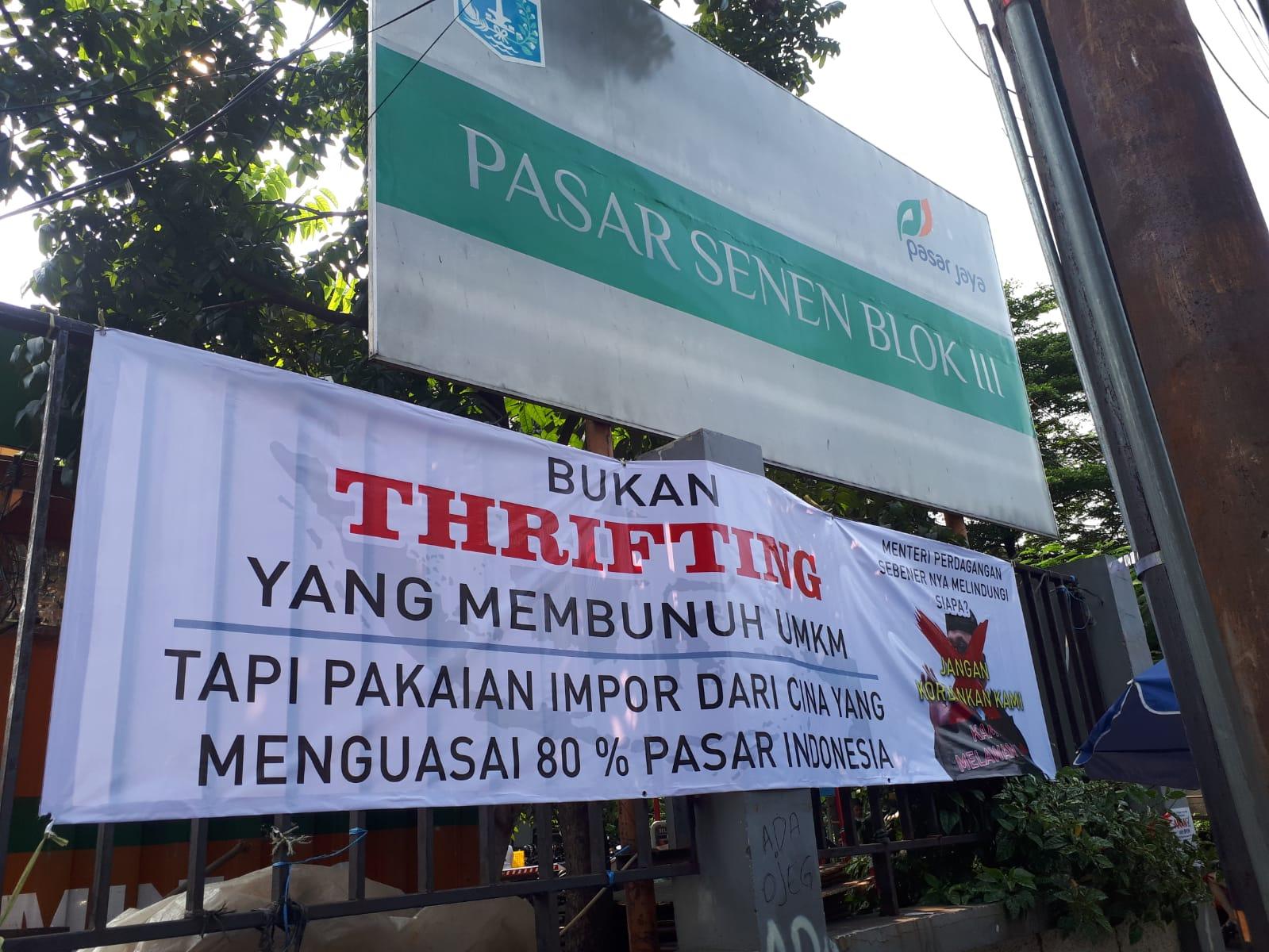 Spanduk-penolakan-larangan-thrifting-terpampang-di-area-Pasar-Senen-Blok-III-a.jpg