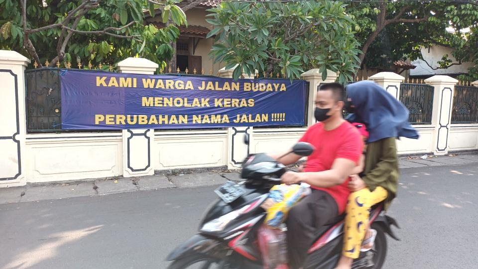 Spanduk-penolakan-penggantian-nama-Jalan-Budaya-menjadi-Jalan-Entong-Gendut.jpg