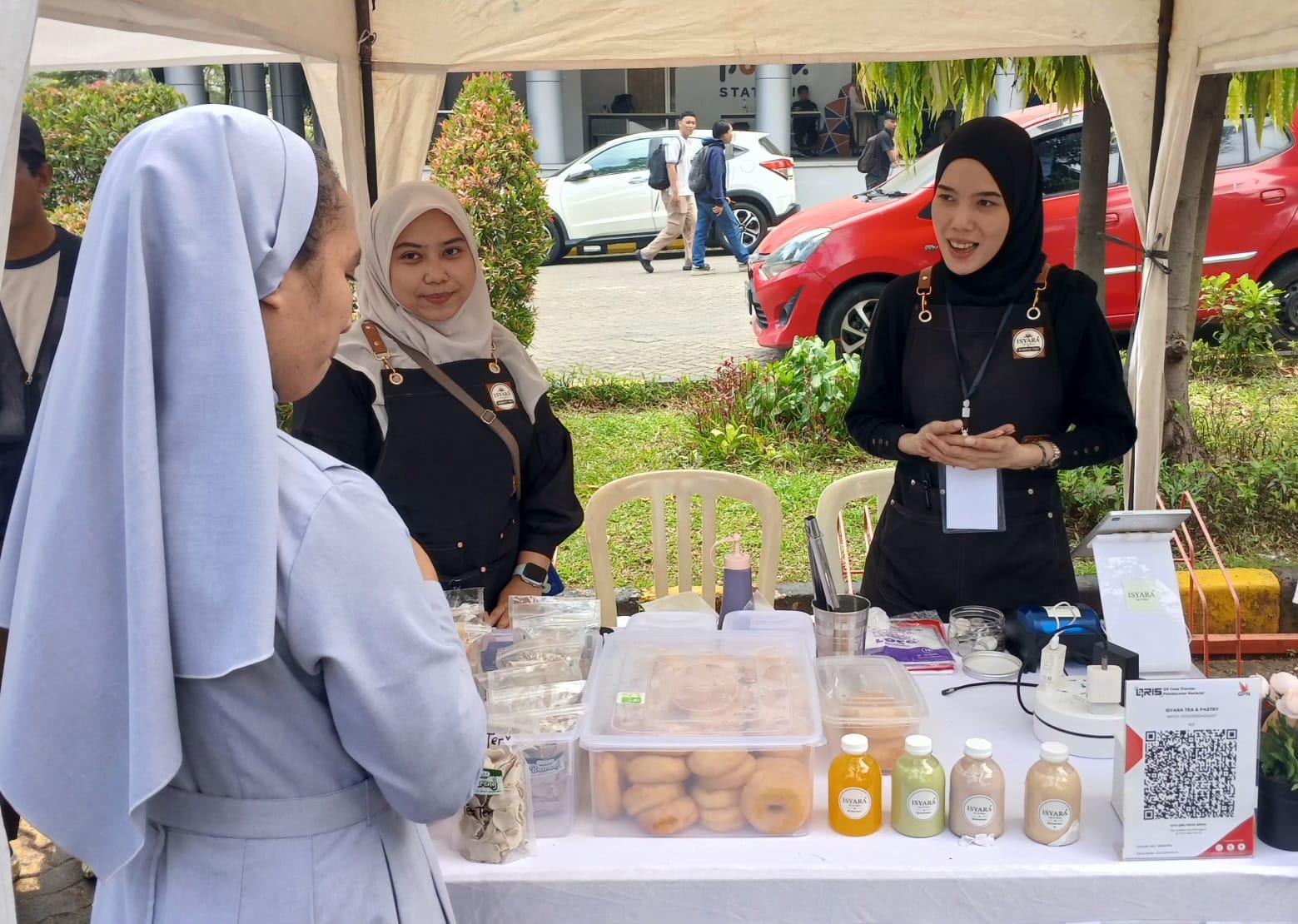 Senyum Nisa Saat Layani Pengunjung Rawat Asa UMKM Tuli dari Ruang Inklusif Kampus - Tribunjakarta.com