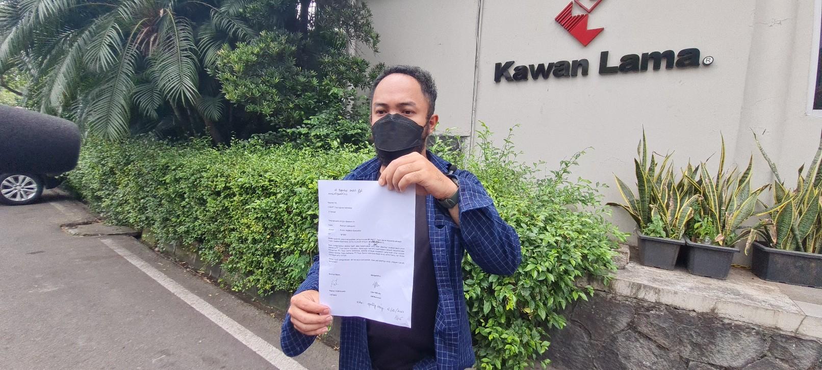 Suami-korban-Richo-Pramono-saat-ditemui-di-depan-Kantor-Kawan-Lama-Group-Kembangan.jpg