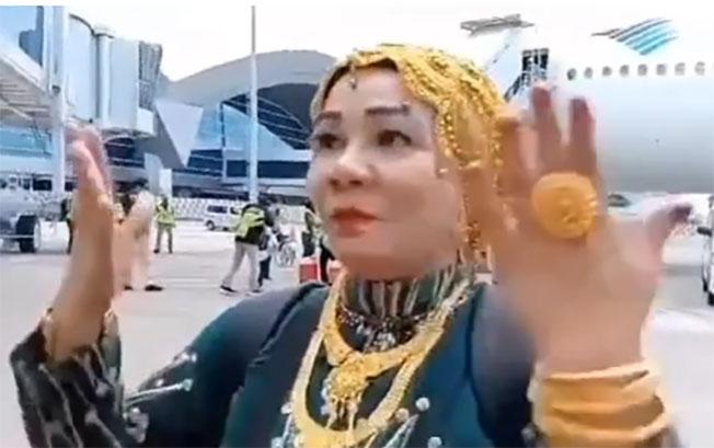 Pulang Haji Wanita Pengusaha Burger Bak Toko Emas Berjalan, Sebagian Beli di Mekah: Kharismanya Beda