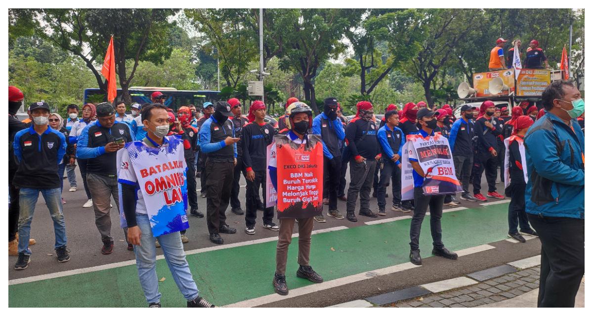 Suasana-aksi-demonstrasi-di-Balai-Kota-DKI-Jakarta-Rabu-2192022-1.jpg