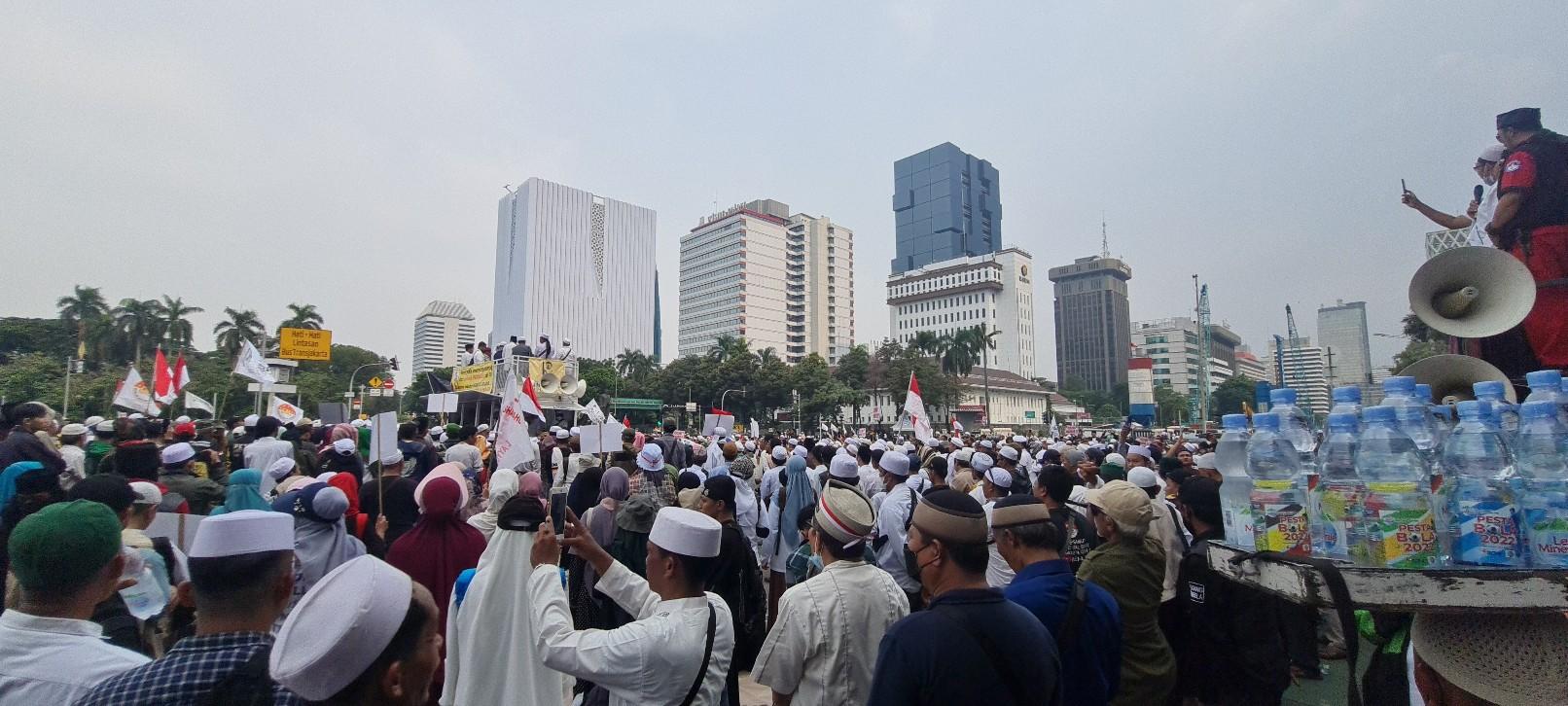 Suasana-demontrasi-massa-aksi-411-di-Patung-Kuda-Gambir-Jakarta-Pusat-2.jpg