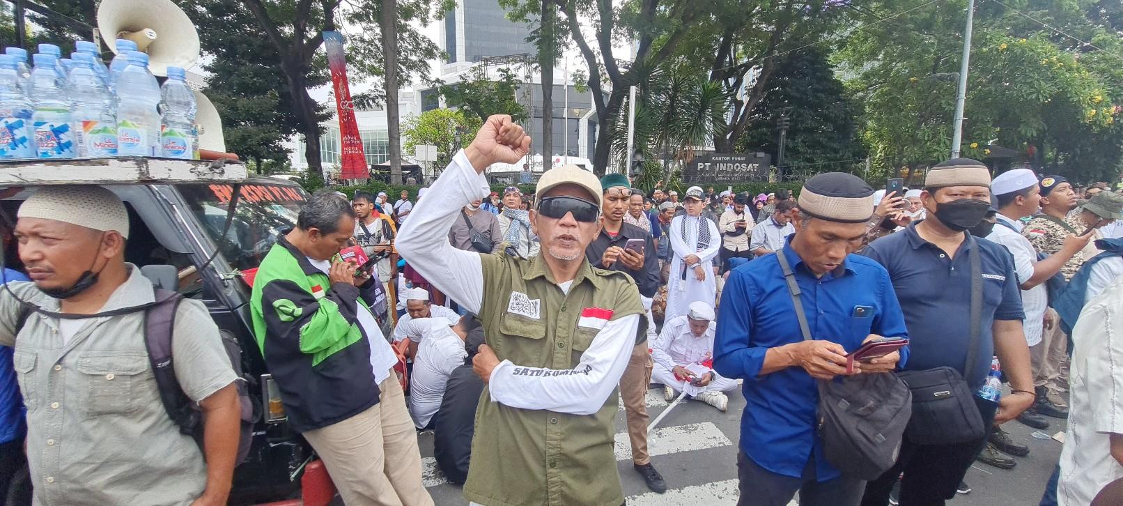 Suasana-demontrasi-massa-aksi-411-di-Patung-Kuda-Gambir-Jakarta-Pusat.jpg
