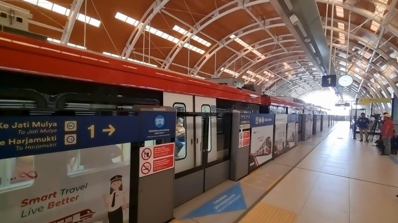 Suasana-di-Stasiun-Dukuh-Atas-di-hari-pertama-operasional-LRT-Jabodebek-2.jpg