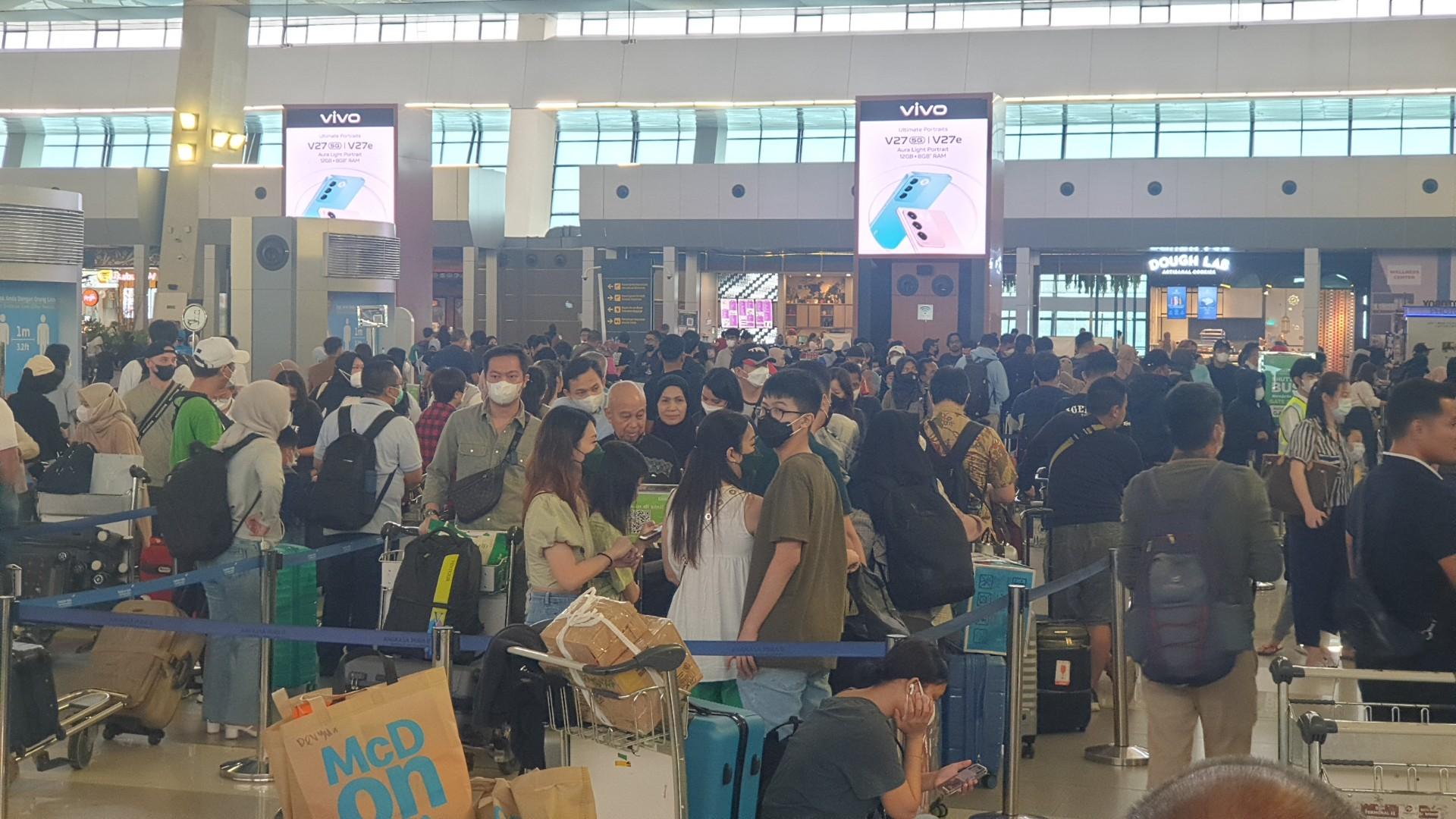 Suasana-membludaknya-pemudik-di-Terminal-3-Bandara-Soekarno-Hatta-Rabu-1942023-pagi-3.jpg
